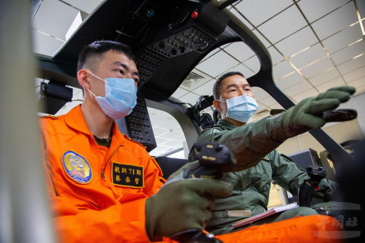 學員透過模擬機進行各項儀表檢查程序。（軍聞社記者莊家宏攝）