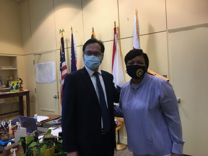 颶風艾達8月底侵襲美國，路易斯安那州災情慘重，駐休士頓辦事處處長羅復文（左）代表政府捐贈10萬美元，協助紐奧良災後重建。紐奧良市長肯崔（右）代表市長府收下捐款。（休士頓辦事處提供）