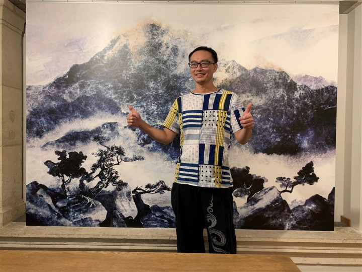 Artist Wu Shih-hung stands in front of a drawing taken from his book at the award ceremony in Brussels.Artist Wu Shih-hung stands in front of a drawing taken from his book at the award ceremony in Brussels.