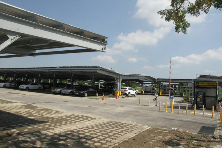 台南市首批設置太陽光電停車棚的4處公有路外停車場22日啟用，圖為新市區富安三街停車場