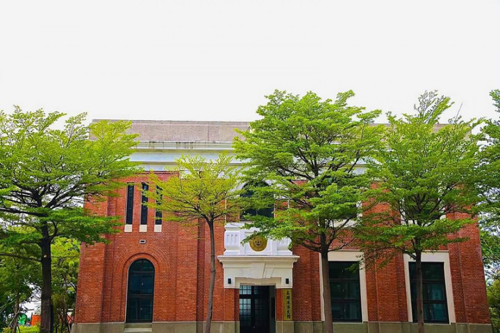 位於高雄市蓬萊路的高雄港港史館，紅磚式建築在港口碼頭一片倉庫群中格外顯眼。這棟建物於西元1917年完工，躲過二戰戰火轟炸，保存至今已逾百年，自3年前起閉館整修，24日起重新開放，再現風華。（台灣港務公司提供）