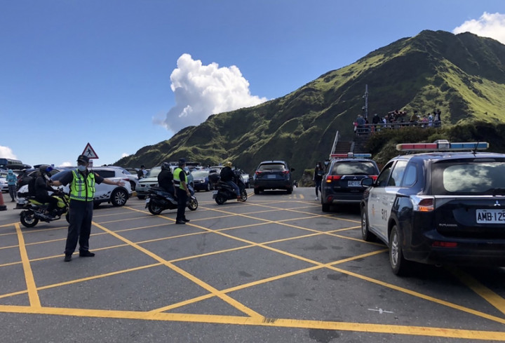 中秋連假第2天，合歡山19日出遊潮爆量，人車比18日更多，由於武嶺停車場（圖）到合歡山主峰路段狹窄，南投縣警察局仁愛分局加派警力疏導車流