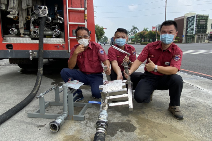 台南市政府消防局第二救災救護大隊官田分隊小隊長陳至坤（中）、隊員林建豪（右）及義消幹事陳治華（左）合作，共同研發出「消防水帶清洗收納機」。