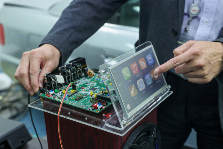 凌陽在車用市場站穩腳跟，隨著車廠日益重視電子部分，未來會積極搶攻車前市場，產品布局也將自中低階朝向中高階擴展。