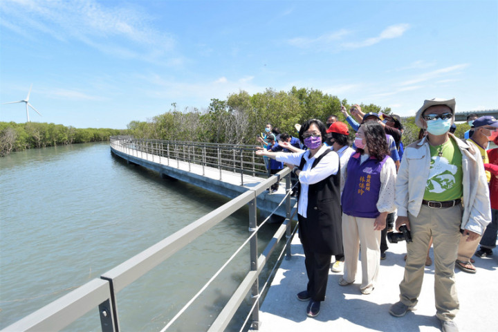 彰化芳苑溼地紅樹林海空步道7日正式啟用，彰化縣長王惠美（前左）表示，走在步道上，退潮時可近距離觀察紅樹林生態系，有機會還能看到小白鷺、黃頭鷺等鳥類，期待配合當地海牛文化及周邊普天宮、西華宮宗教文化，打造多元觀光體驗