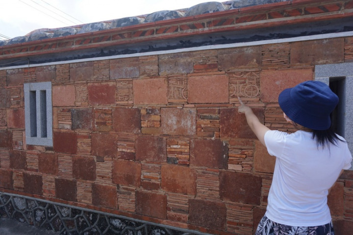 「出磚入石」的砌牆方式是閩南建築常見工法，金門縣金湖鎮公所10日邀民眾參加「九宮格2.0」挑戰，到瓊林尋找「福祿壽禧」出磚入石牆。