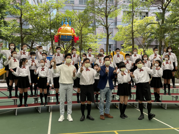 關懷台灣文教基金會董事長李濤（前左2）、藝人黃子佼（前右起）、吳以涵、謝祖武、是元介（前左）拍攝「謝謝老師2021加零版」MV，新版歌曲融合酒精、加零等關鍵字，盼望感謝老師時也能為防疫努力。（關懷台灣文教基金會提供）