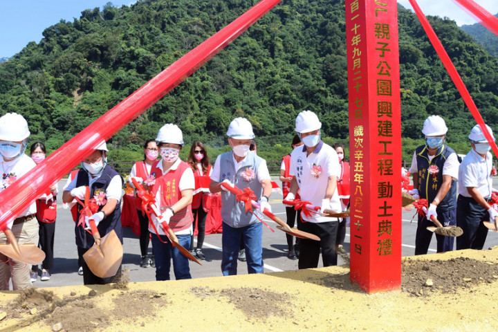 苗栗縣政府推動「一鄉鎮一特色公園」政策，在泰安鄉選定於泰雅文物館旁停車場，興建一座具有原住民特色的親子公園，取名「泰安鄉WAKHUL親子公園」，27日舉行開工典禮。（苗栗縣政府提供）