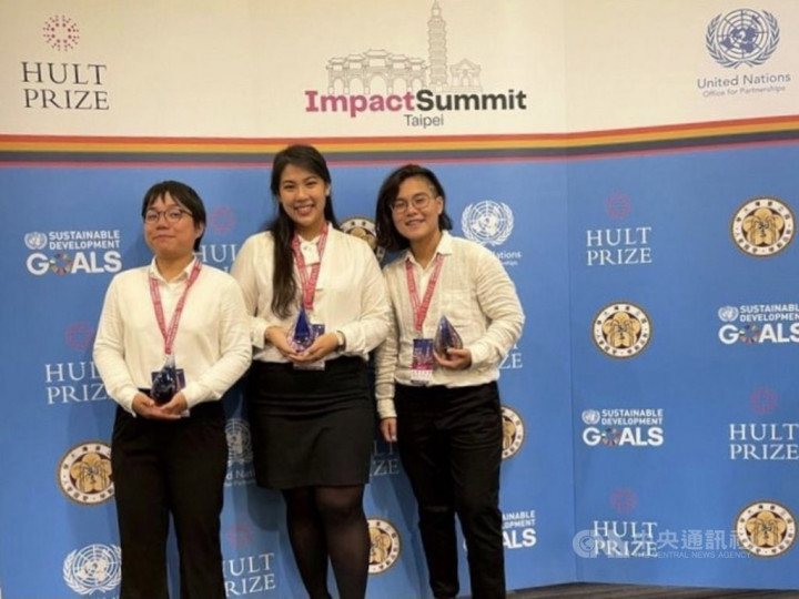 From the left, Sandy Tsai ,Joyce Chen, and Lin Fang-ju. Courtesy of Joyce Chen