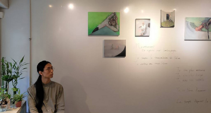 畫家曾耀慶畢業於台灣師範大學美術系西畫組，除漫畫外，目前也持續創作油畫，2018年曾首度舉辦油畫個展，近期的「懸浮狀態－曾耀慶個展」，呈現了曾耀慶於每一生命階段對自我的思考。