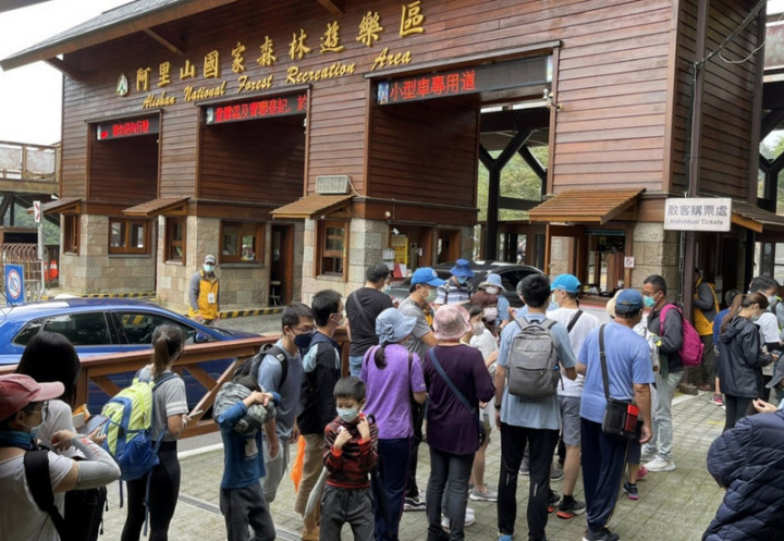 中秋連假第2天，阿里山國家森林遊樂區19日下午累計入園人數逾3600人次，為今年入園人數最多的1天