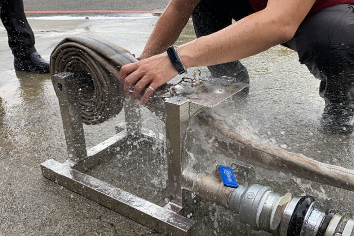 台南市政府消防局第二救災救護大隊官田分隊研發出「消防水帶清洗收納機」，能在打火現場將清潔、收納水帶等程序一次完成。