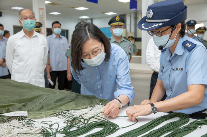  蔡英文總統前往臺中視導「空軍防空暨飛彈指揮部所屬部隊」、「海軍艦隊指揮部海鋒大隊」及「軍備局生產製造中心209廠傘製所」