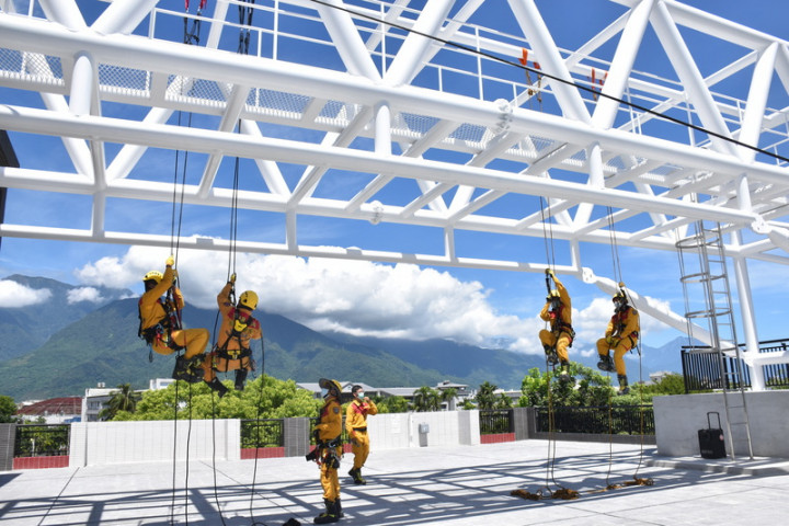 花蓮縣消防局獲中央經費挹注，近年整建轄內老舊廳舍，位在花蓮市國風街的救災救護第一大隊暨花蓮分隊廳舍9日落成啟用，建物外型結合訓練設備。
