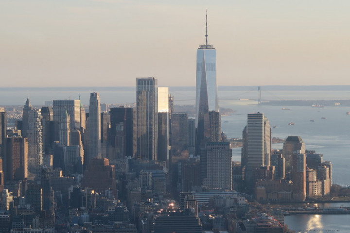 紐約世界貿易中心一號大樓2014年啟用，成為西半球第一高樓。周邊多座高樓近年陸續完工，為曼哈頓下城天際線帶來新面貌。