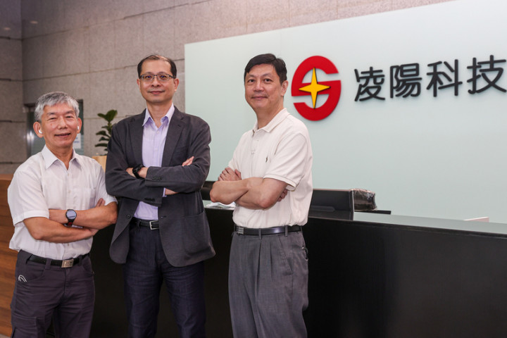 當年凌陽看到DVD影音播放機市場逐年下滑，下定決心開拓車用市場，如今馬步蹲8年開始獲利。圖左起依序為凌陽副總經理暨發言人沈文義、林至信、行政管理處處長暨代理發言人莊濟安。