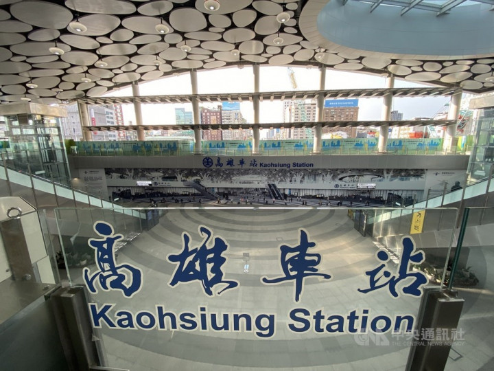 Inside the current Kaohsiung Station, where the canopy-like rooftop is installed. CNA photo June 11, 2021
