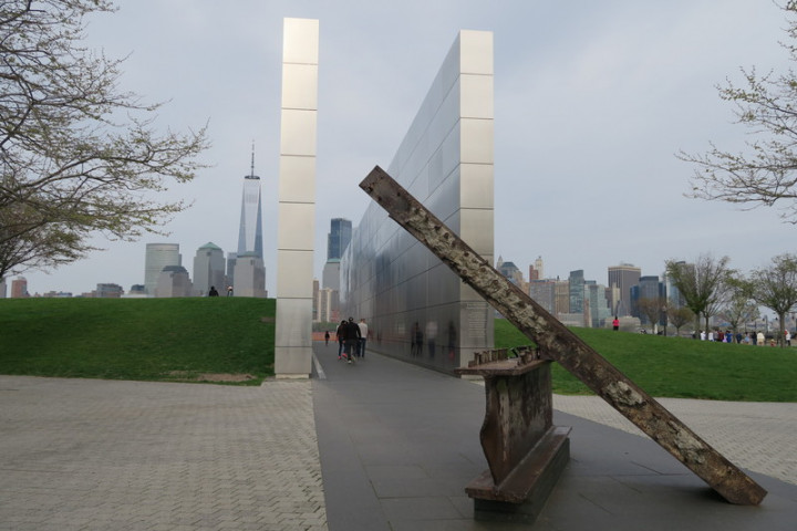 新澤西州「空天」兩面紀念牆象徵911事件中倒塌的紐約世界貿易中心雙塔，牆上刻有罹難的新澤西州民姓名。