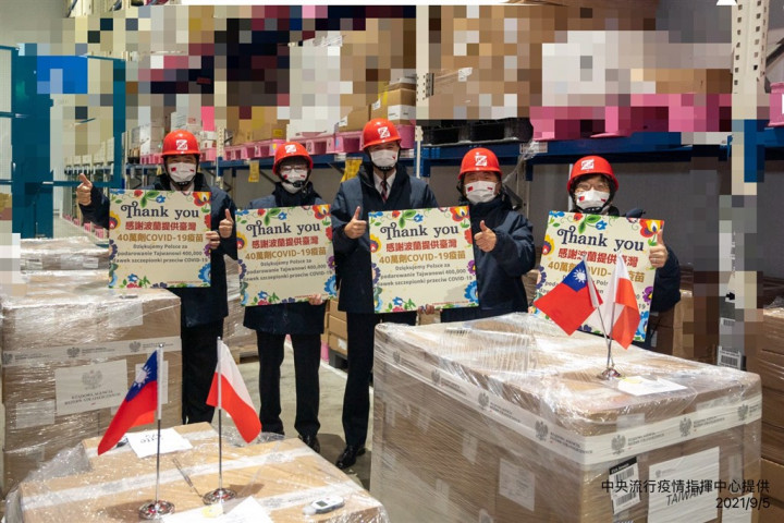 Health Minister Chen Shih-chung (second, right) and the head of Polish Office in Taipei Bartosz Ryś welcome the arrival of the 400,000 doses of AZ vaccine at Taoyuan International Airport. Photo courtesy of the Central Epidemic Command Center