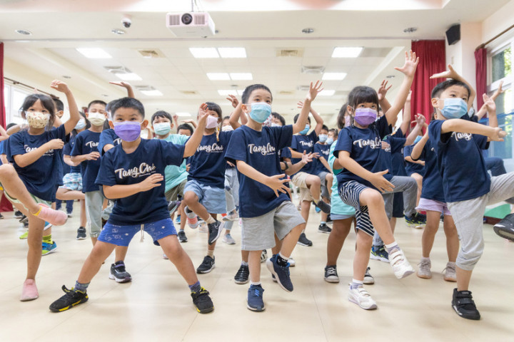 雲門舞集「舞蹈蒲公英計畫」由3到4人的輕巧編制，深入全台特殊、極度偏遠學校，讓學生近距離體驗舞蹈文化，日前前進馬祖北竿塘岐國小示範演出，迴響熱烈