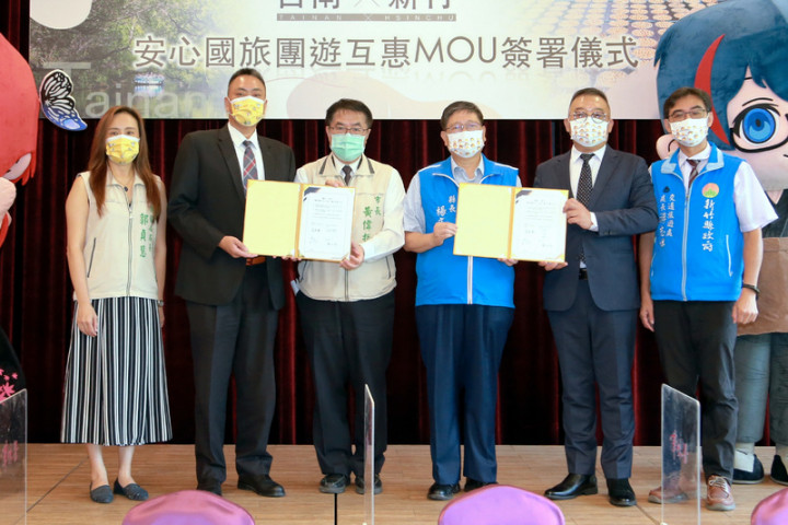 台南及新竹旅遊商業同業公會在台南簽署「台南X新竹國旅團遊互惠MOU」，台南市長黃偉哲（左3）與新竹縣長楊文科（右3）出席見證