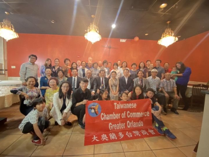 李昌鈺博士(第二排左五)、辦事處處長紀欽耀(第二排右四)、僑務委員王成章(第二排左三)、僑務諮詢委員楊喬生(第二排左四)、大奧蘭多臺商會會長林哲光(第二排右三)及與會人員一同合影。