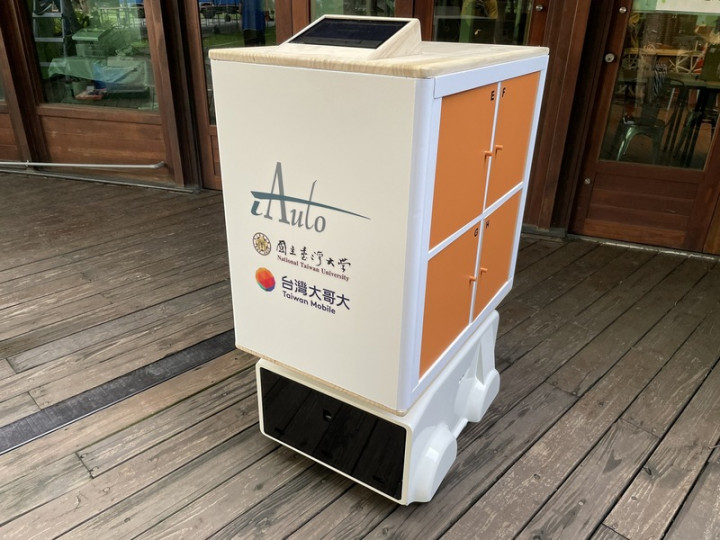台灣大哥大宣布，與新創公司艾歐圖iAuto、台灣大學打造的無人送餐車，在台北花博公園新生園區正式上線服役。（台灣大提供）