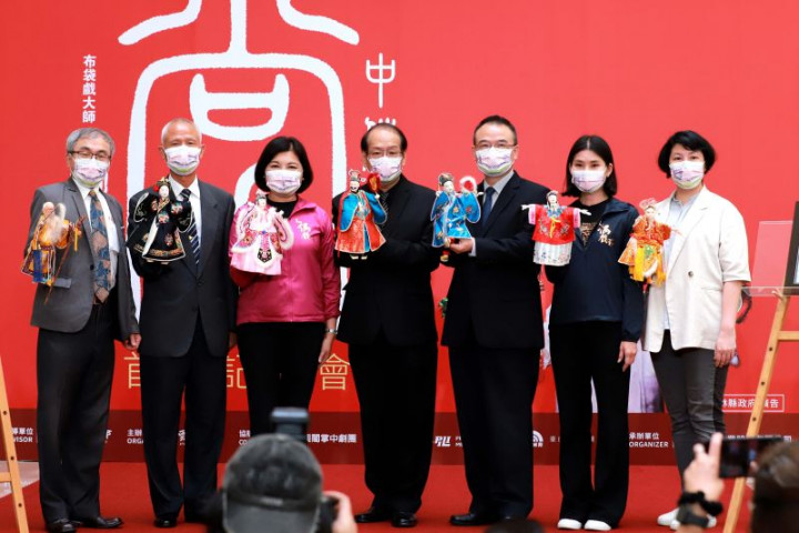 Chung Jen-pi's son, Chung Ren-Liang (middle) received the citation from Deputy Minister of Culture Hsiao Tsung-huang (third from right) on behalf of his father