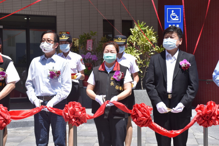 花蓮縣消防局救災救護第一大隊暨花蓮分隊廳舍9日落成啟用，消防署長蕭煥章（左）、無黨籍立委傅崐萁（右）及花蓮縣長徐榛蔚（中）等人參與。
