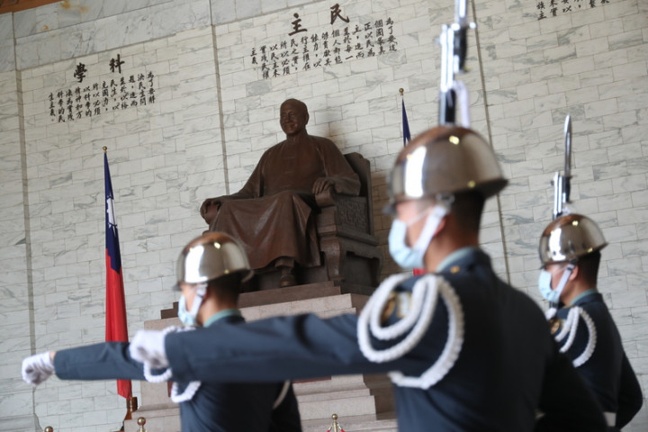 促進轉型正義委員會8日公布中正紀念堂轉型方案，主軸是將中正紀念堂改以反省威權的歷史公園，園區內主要威權象徵3大處置措施則建議大廳銅像應予移除、堂體功能及外觀應予改造，以及園區整體崇拜軸線應予破除。