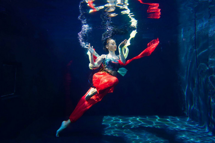 2021法國PX3攝影大賽得獎名單揭曉，苗栗縣籍攝影師曾進發勇奪1金8銅，其中金獎系列作品「水中舞蹈」（Water Dance）拍出水中舞者絕美舞姿，他14日受訪表示，除了考驗攝影技巧，也得靠老天爺賞臉。（曾進發提供）