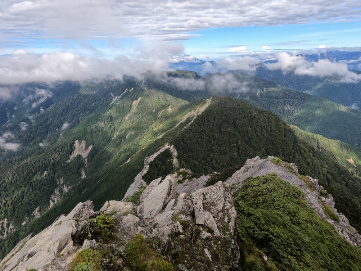 來自捷克的「跑山獸」Petr Novotny日前僅以2天時間攀登台灣百岳「北二段」，並將影片放上網路，引起網友讚嘆。圖為無明斷崖。（Petr提供）來自捷克的「跑山獸」Petr Novotny日前僅以2天時間攀登台灣百岳「北二段」，並將影片放上網路，引起網友讚嘆。圖為無明斷崖。（Petr提供）