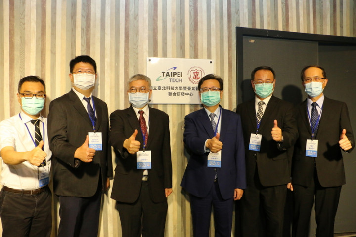 台北科技大學、台北醫學大學3日為聯合研發中心揭牌，北醫大校長林建煌（右3）、北科大校長王錫福（左3）等人出席見證