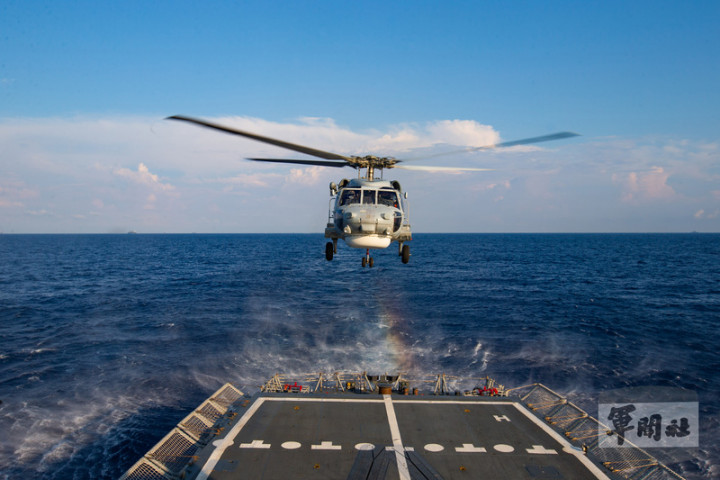 17日是漢光演習最後一天，S-70C直升機在田單軍艦上進行起落艦操演課目，展現反潛能量。（軍聞社提供）