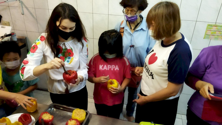烏克蘭新住民歐娜進行甜椒包飯教學。(善牧基金會提供)