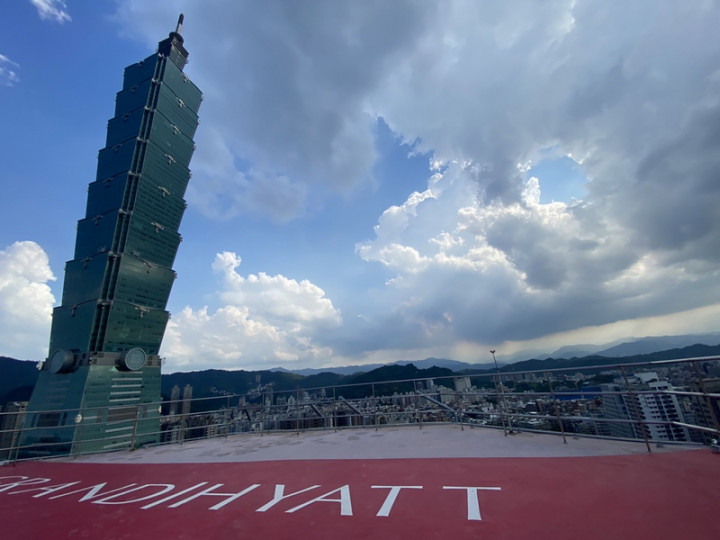 擁有台北唯一飯店停機坪的台北君悅酒店22日宣布，24日起到11月底前，將開放從未公開過的頂樓停機坪給房客參觀，欣賞台北101跟大台北景色。