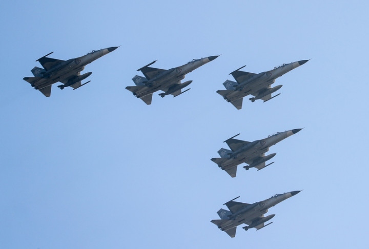 雙十國慶空中全兵力預演30日早晨在總統府前展開，國軍與內政部空勤總隊出動12型快、慢速機共47架，圖為F-16V戰機編隊飛行