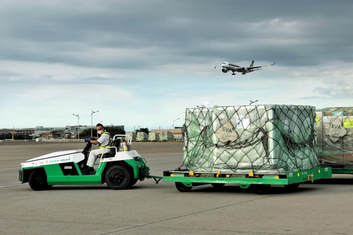 台灣透過COVAX獲配的第3批AZ疫苗41.04萬劑5日抵台，中央流行疫情指揮中心指揮官陳時中說，待完成通關程序後，將直接運送至指定冷儲物流中心進行後續檢驗封緘作業，再由指揮中心統籌規劃運用，提供民眾接種。