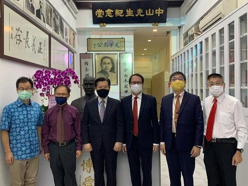 梁國新代表於雙慶典禮與同德書報社社員合影，右起第一副社長謝耀財、曾亞凱監督、羅德民社長、梁代表、湛承憲監督及南治國博士