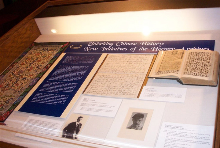 國史館與美國史丹佛大學胡佛研究所圖書檔案館14日簽署學術合作備忘錄。圖為蔣中正以毛筆撰寫的日記（右）和蔣宋美齡大哥宋子文以英文撰寫的手稿（中）2005年正式在胡佛研究所公諸於世。