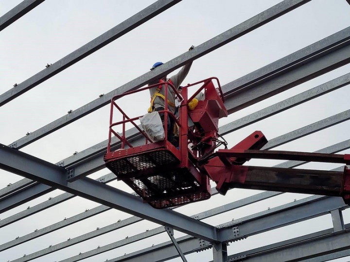 因漁電共生發展過程需要大面積搭建鋼構頂棚的興建工程，極易造成作業墜落風險，高雄市勞工局主動輔導業者在施工規劃階段，採取適當防墜設施，將提供最高新台幣20萬元防墜措施補助。（高雄市勞工局提供）