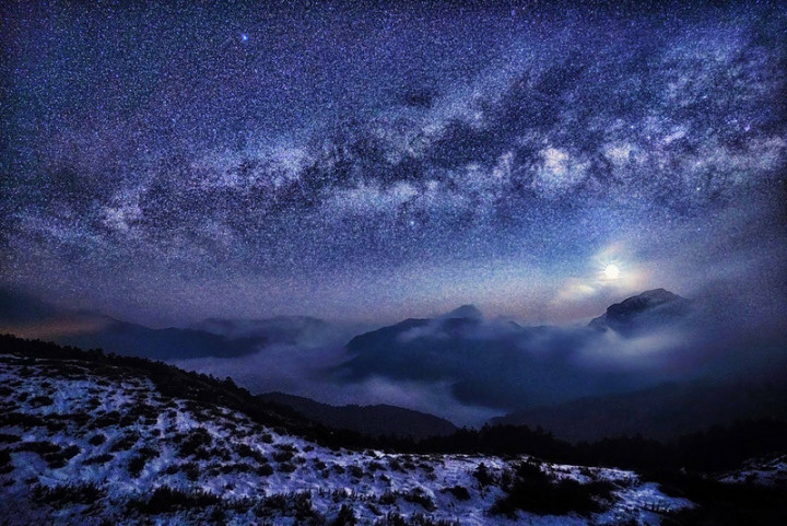 苗栗縣籍攝影師曾進發參加2021法國PX3攝影大賽，勇奪1金8銅，銅牌作品之一「難得一見的台灣雪地銀河」，是凌晨時在合歡山拍下遼闊雪地與銀河絕美景象，傳遞台灣高山之美。（曾進發提供）