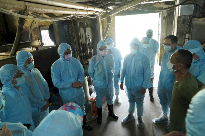 農委會主委陳吉仲前往新竹縣新埔鎮養豬場視察。(圖：農委會)