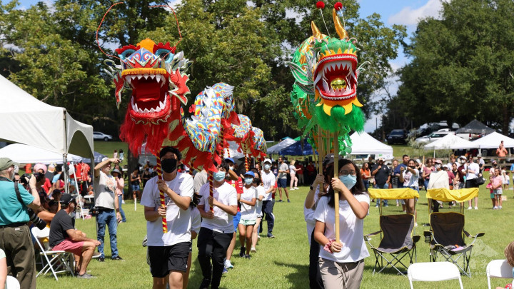雙龍隊在活動場內大遊行。【攝影：夏良宇】