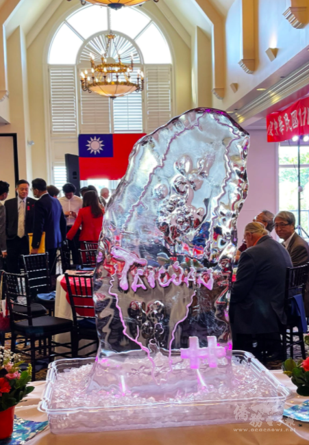 巨型臺灣形狀冰雕，為堂皇的大廳添上耀目光芒。