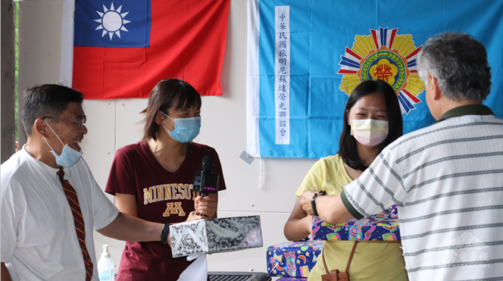 會長溫儀章（左）主持幸運抽獎