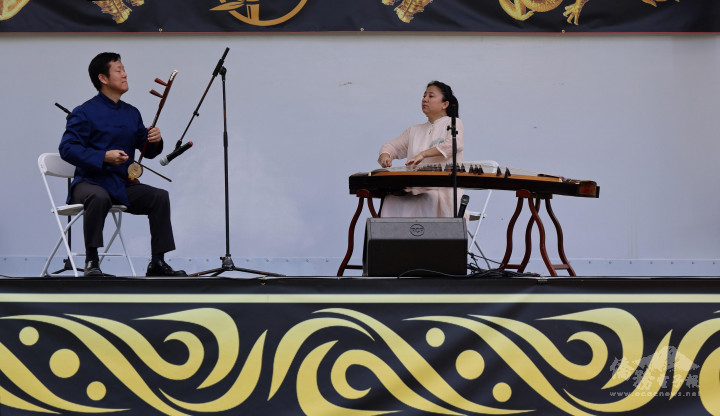 鄧海瓊博士古箏演奏和張啟波二胡演奏同框。【攝影：夏良宇】