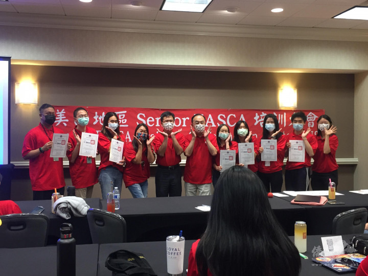 閻樹榮（左5）頒發結業證書予參訓學員