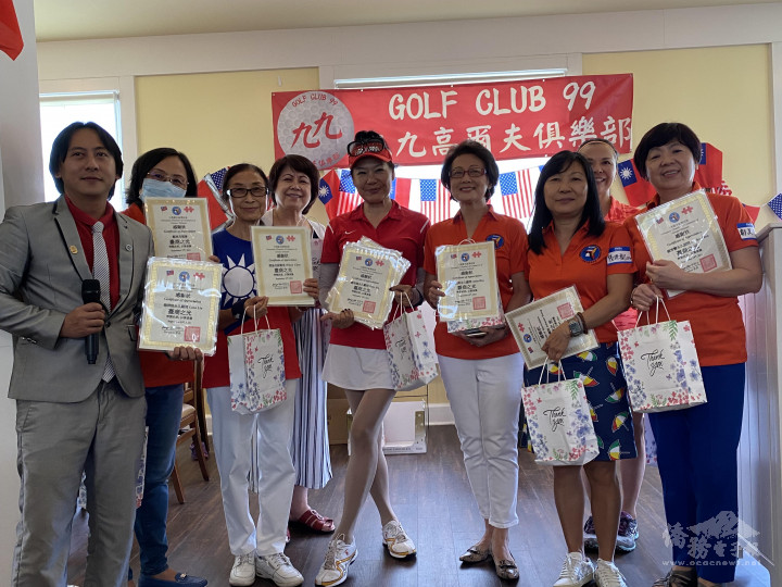 大奧蘭多臺商會會長林哲光頒贈感謝狀，感謝顧問及理事出資贊助本次球賽(左起：林哲光、徐國鈴、詹翠華、梁桂台、嚴培達、莊杏珠、楊琇雅、李麗玲、鄭美月)。