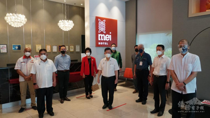 僑務促進委員拿督鄭美滿（後排左3）與檳州首席部長曹觀友(前排中間)及陪同視察人員於Mei Hotel合影。